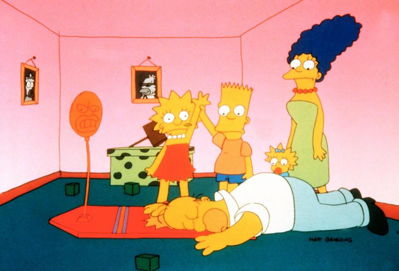 <p>„Die Simpsons“ Lisa (hinten, l.-r.), Bart und Marge stehen hinter Vater Homer (vorne) in einer Szene der ersten Staffel der Serie.</p>
