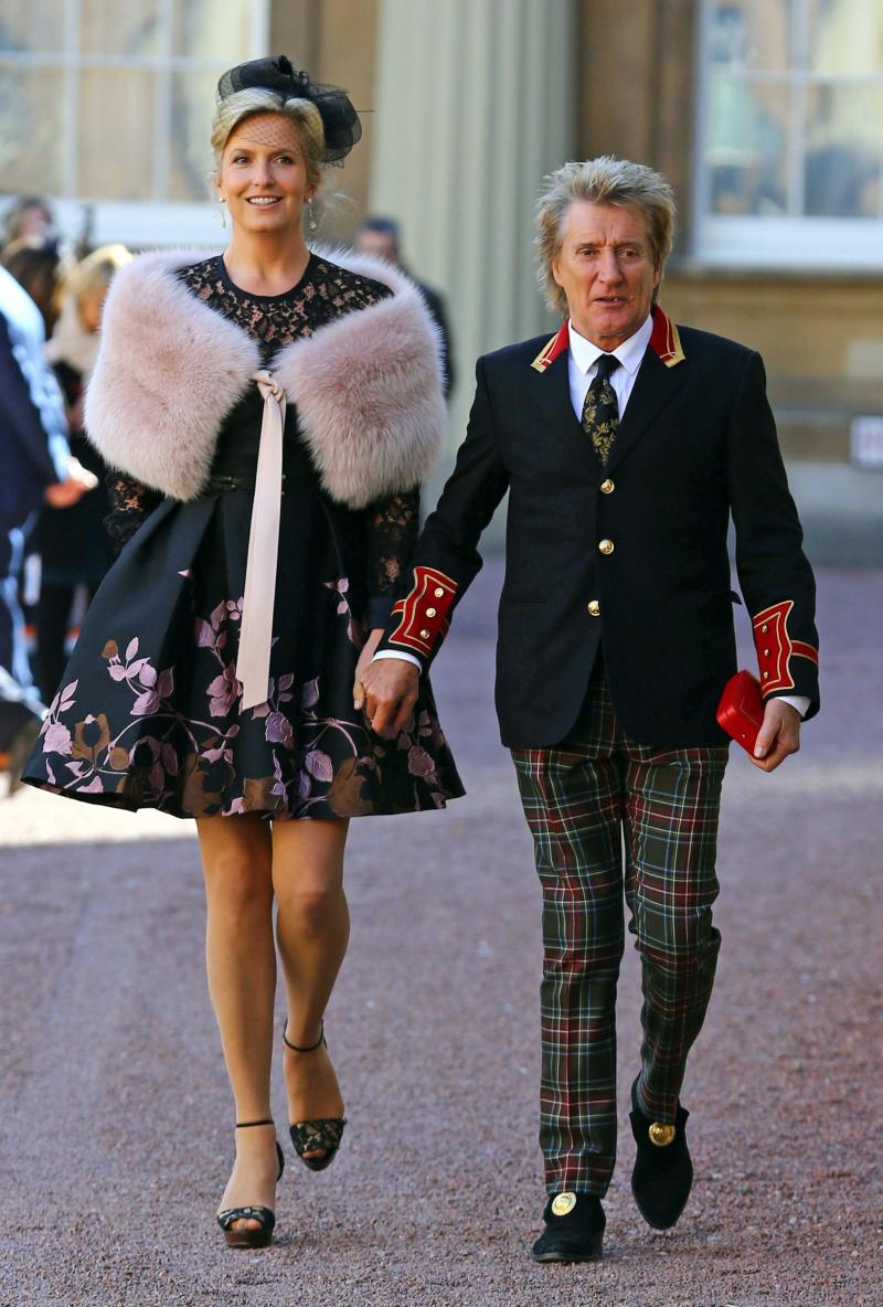 <p>Rod Stewart, britischer Rock- und Pop-Sänger, geht mit seiner Frau Penny Lancaster auf dem Gelände des Buckinghampalasts, nachdem er von der Queen zum Ritter geschlagen wurde.</p>