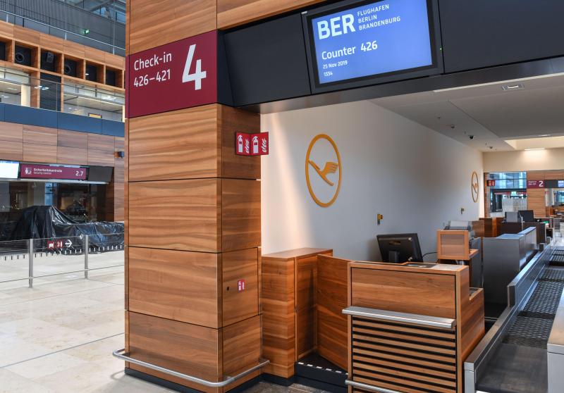 <p>Ein veraltetes Logo der Fluggesellschaft Lufthansa an einem Check-in-Schalter im Terminalgebäude des Hauptstadtflughafens Berlin Brandenburg Willy Brandt (BER).</p>