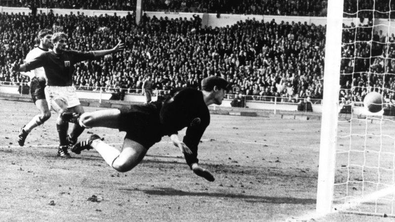 <p>Tor oder nicht Tor im Finale Deutschland gegen England bei der Fußball-WM 1966 am 30. Juli im Londoner Wembley-Stadion.</p>