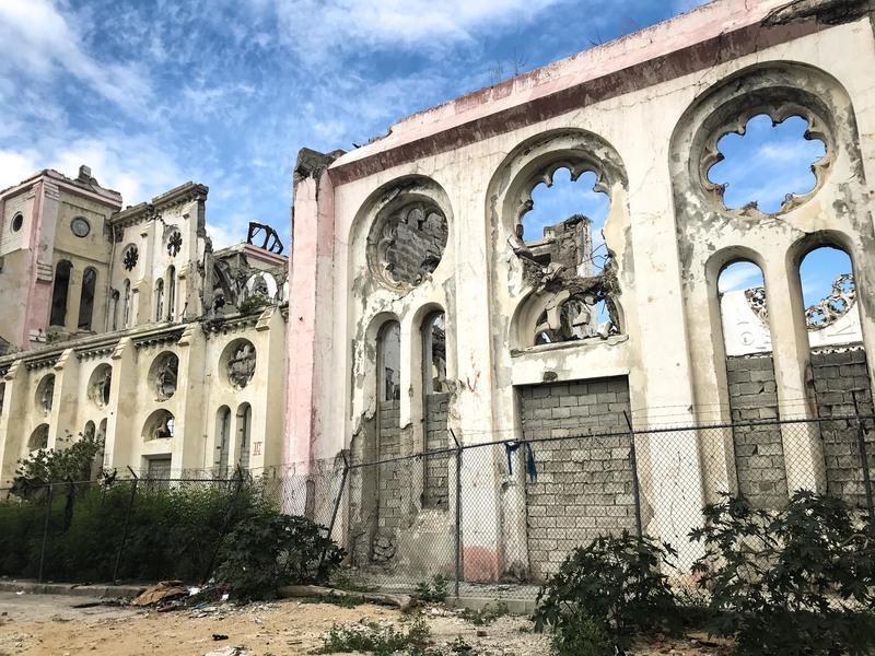 <p>Haiti, Port-au-Prince: Die Kathedrale Notre-Dame de L'Assomption im Zentrum der haitianischen Hauptstadt steht zehn Jahre nach einem verheerenden Erdbeben noch immer in Trümmern.</p>