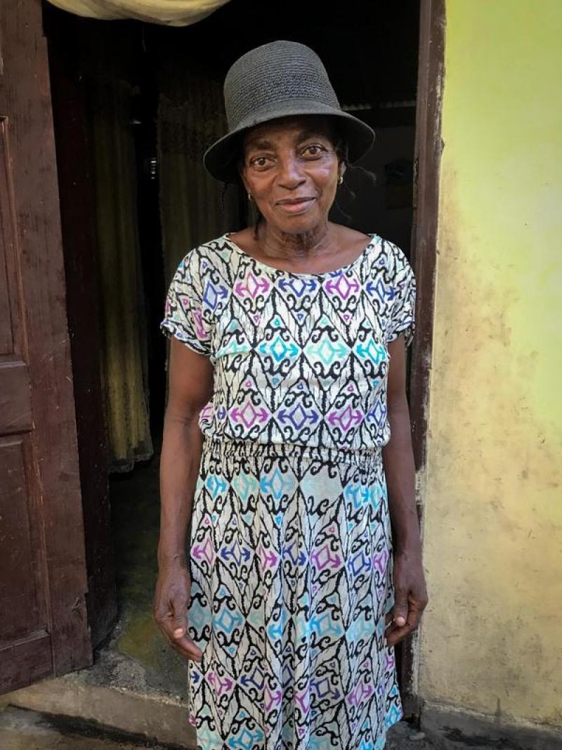 <p>Marie Solene Jasme steht vor ihrem Haus im Süden Haitis. Ihre vierköpfige Familie erhielt das kleine Haus im Rahmen eines Projekts der Diakonie Katastrophenhilfe nach dem Erdbeben vom 12. Januar 2010.</p>