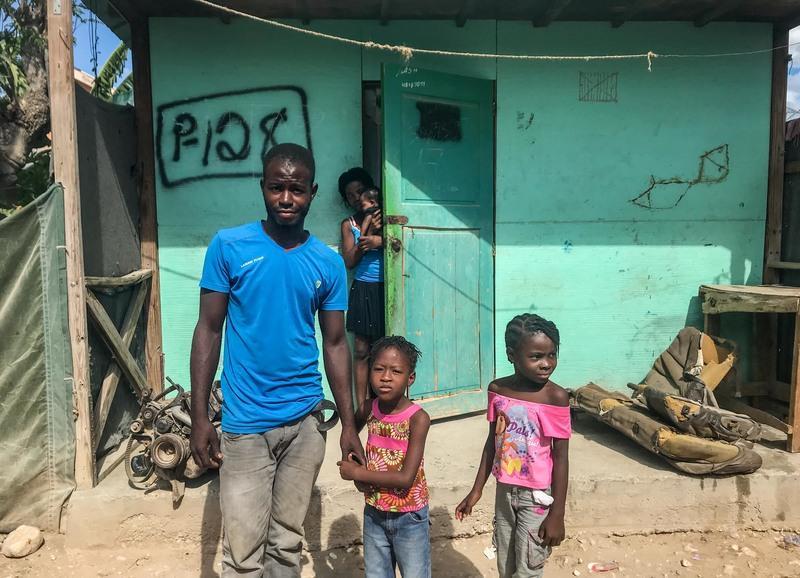 <p>Haiti, Croix-des-Bouquets: Frantz Charlestin, Marie France Bellefleur und ihre drei Töchter stehen vor ihrem Haus in der Gemeinde Canaan am Rande der haitianischen Hauptstadt Port-au-Prince.</p>
