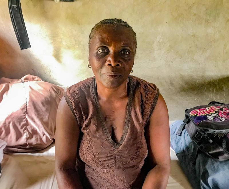 <p>Haiti, La Vallee: Marie Marielle René sitzt auf einem Bett in ihrem Haus im Süden Haitis. Ihre neunköpfige Familie erhielt das kleine Haus im Rahmen eines Projekts der Diakonie Katastrophenhilfe und des kanadischen Roten Kreuzes nach dem Erdbeben vom 12. Januar 2010.</p>