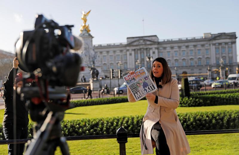 <p>Eine Fernsereporterin steht nach der Ankündigung von Harry und Meghan mit einer Kopie der britischen Zeitung „The Sun“ vor dem Buckingham-Palast in London.</p>