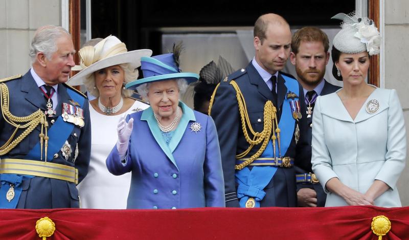 <p>Die Royal-Family ist über die Neuigkeiten von Prinz Harry (2. v. r.) „not amused“. Hier zu sehen: Prinz Charles (v. l. n. r.), seine Frau Camilla, Queen Elizabeth, Prinz William, Prinz Harry und Herzogin Kate.</p>