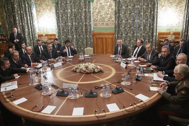 <p>Mevlut Cavusoglu (3.v.l.), Außenminister der Türkei, Hulusi Akar (2.v.l.), Verteidigungsminister der Türkei, Sergej Lawrow (4.v.r.), Außenminister von Russland und Sergei Schoigu (3.v.r.), Verteidigungsminister von Russland, treffen sich im Rahmen der russisch-türkisch vermittelten Waffenstillstandsgespräche zwischen der selbsternannten libyschen Nationalarmee (LNA) und der libyschen Regierung der Nationalen Übereinkunft (GNA).</p>