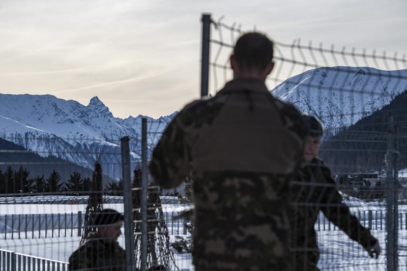<p>Soldaten der Schweizer Armee errichten Zäune um das Kongresszentrum für das Weltwirtschaftsforum (WEF) in Davos.</p>
