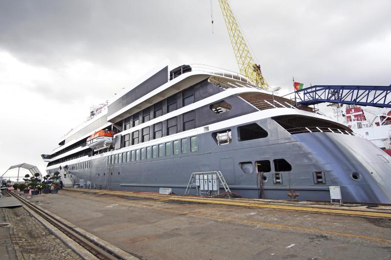 <p>Unfertiges Schiff: Die „World Explorer“ von Nicko Cruises Anfang April in der Werft in Portugal. Die Auslieferung verzögerte sich, Reisen mussten abgesagt werden.</p>