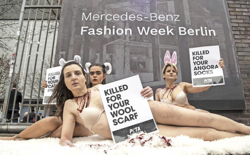 <p>Nichts geht mehr ohne Protest: Aktivisten der Tierschutz-Organisation PETA demonstrieren an einem der Veranstaltungsorte der Berliner Fashion Week. Mit Schildern und nur mit Unterwäsche bekleidet, protestierten sie gegen das „Tierqualprodukt Wolle“.</p>