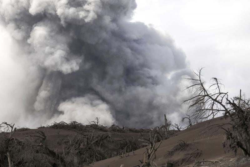 <p>Ein Mann steht in einer mit dunkler Asche bedeckten Landschaft, und schaut auf eine Aschewolke, die vom Vulkan „Taal“ aufsteigt. Der gefährliche Vulkan auf den Philippinen treibt weiter Bewohner der dicht besiedelten Gegend in die Flucht.</p>