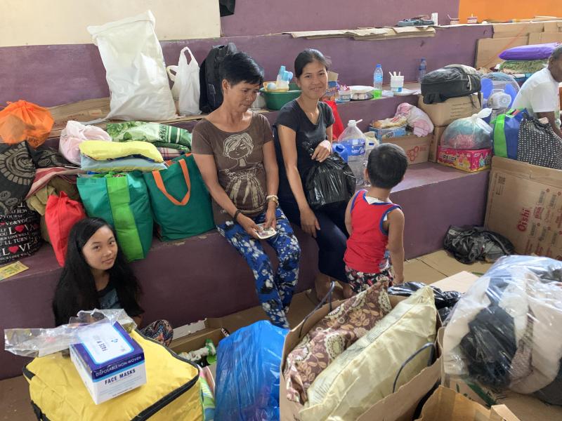 <p>Merlinda Villanueva (l.) sitzt in einer Notunterkunft in der Provinz Batangas, südlich von Manila. Die 56-Jährige ist mit ihrer Familie auf der Flucht, seit es beim Vulkanausbruch des Taal Asche und Steine geregnet hat.</p>