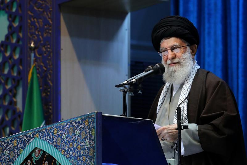 <p>Ajatollah Ali Chamenei (r.), Irans oberster Führer, hält während des Freitagsgebets in der „Imam Chomeini Moschee“ seine Predigt. Die jüngsten Proteste im Iran haben nach Worten Chameneis keine Auswirkung auf den politischen Kurs des Landes.</p>