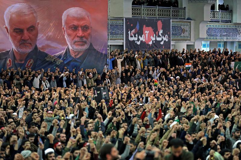 <p>Ein Banner zeigt die Porträts des iranischen Generals Ghassem Soleimani (l.) und des stellvertretenden Leiters der überwiegend schiitisch-muslimischen Einheiten (PMF), Abu Mahdi al-Mohandes, während Muslime beim Freitagsgebet Slogans rufen. Auf dem rechten Banner steht „Tod Amerika“.</p>