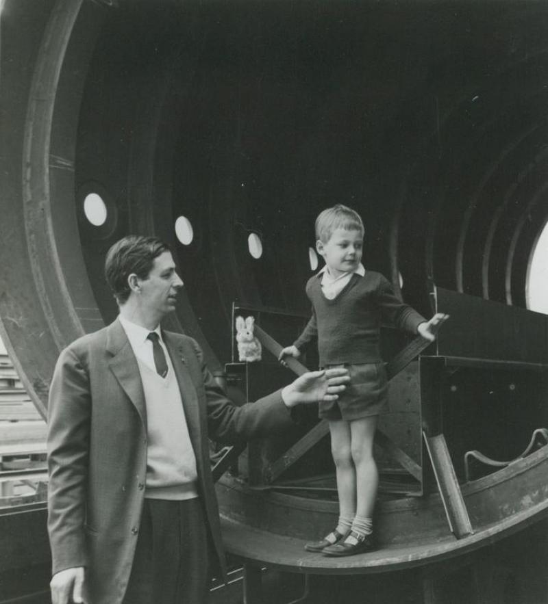<p>Jacques Piccard (l.) und sein Sohn Bertrand (Foto aus dem Jar 1962 oder 1963).</p>