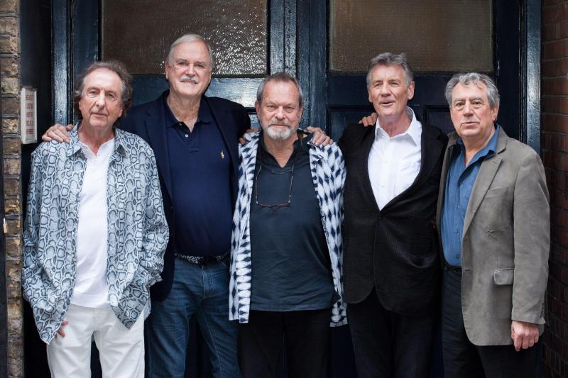 <p>Eric Idle (l.-r.), John Cleese, Terry Gilliam, Michael Palin und Terry Jones, die noch lebenden Mitglieder der britischen Comedy-Gruppe Monty Python, stehen für ein Gruppenfoto zusammen.</p>