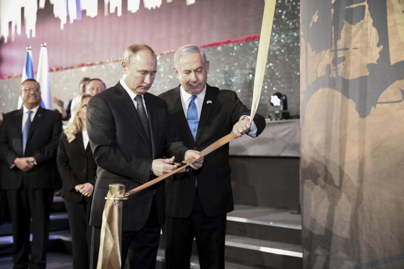 <p>Wladimir Putin (l.), Präsident von Russland, schneidet neben Benjamin Netanjahu, Ministerpräsident von Israel, ein Band durch während einer Zeremonie zur Enthüllung eines Denkmals zur Erinnerung an die Blockade Leningrads</p>