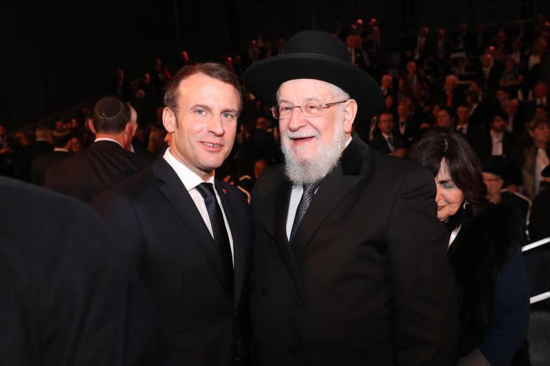 <p>Emmanuel Macron (l.), Präsident von Frankreich, steht neben Yisrael Meir Lau, ehemaliger Vorsitzender von Yad Vashem und Überlebender des Holocaust, während des 5. Welt Holocaust Forums.</p>