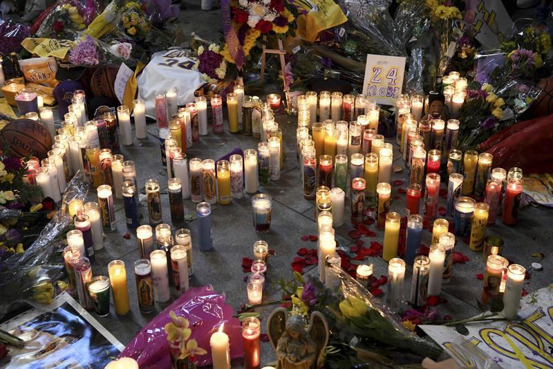 <p>Fans gedenken dem verstorbenen Basketballspieler Bryant in der Nähe des Staples Center.</p>