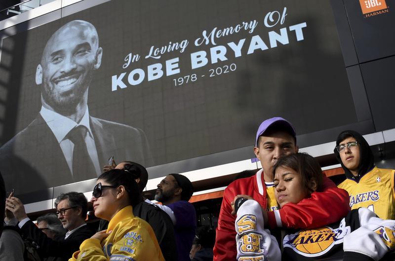 <p>Fans nehmen an einer Gedenkveranstaltung für den verstorbenen Basketballspieler Bryant vor dem Staples Center teil.</p>