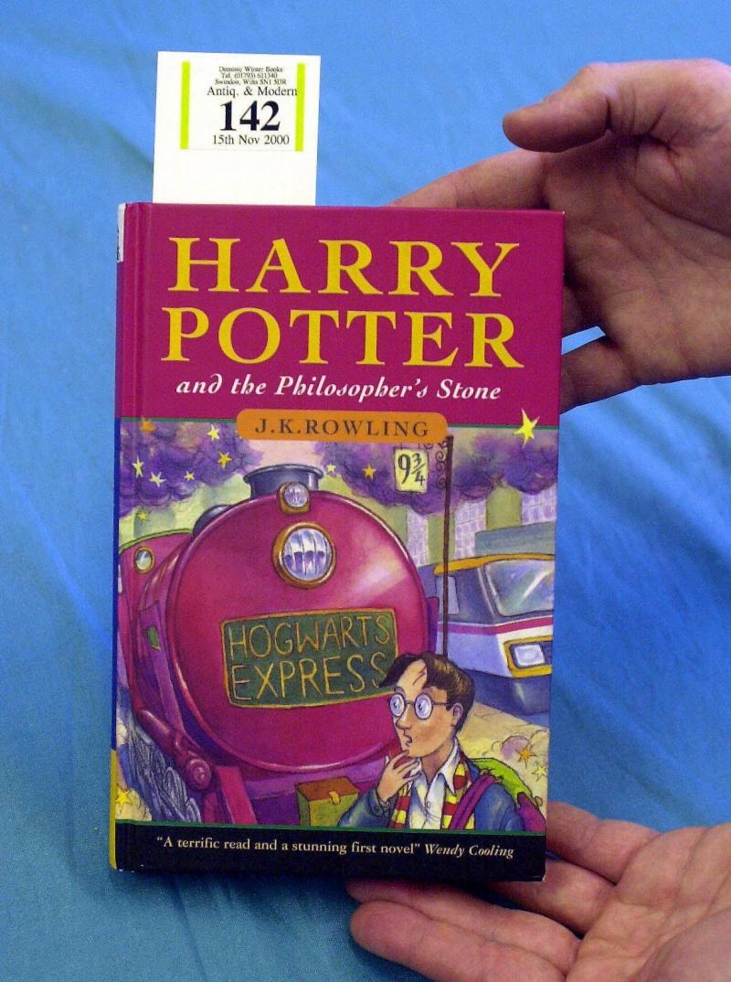 <p>Die englische Erstausgabe des ersten „Harry Potter“-Bandes.: „Harry Potter and the Philosopher’s Stone“.</p>