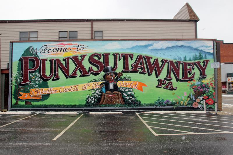 <p>Ein Graffiti zeigt ein Murmeltier auf einem Baumstumpf und den Schriftzug „Welcome to Punxsutawney“.</p>