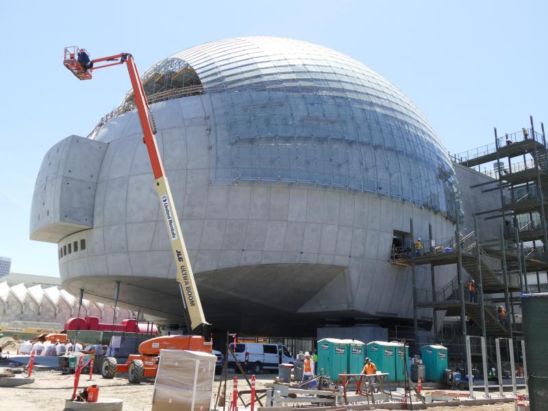 <p>Das im Bau befindliche Sphere-Gebäude, eine kolossale, futuristische Kugel aus Glas, Stahl und Beton, Teil des neuen Academy Museum of Motion Pictures.</p>