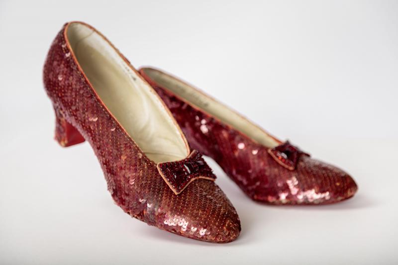 <p>Dorothys rote Schuhe aus dem Film „Zauberer von Oz“ (1939), die von Adrian designt wurden. Sie stammen aus der Sammlung von Filmen, Fotos, Postern, Kostümen und Drehbüchern der Film-Academy, die für das neue Academy Museum of Motion Pictures zur Verfügung gestellt werden</p>