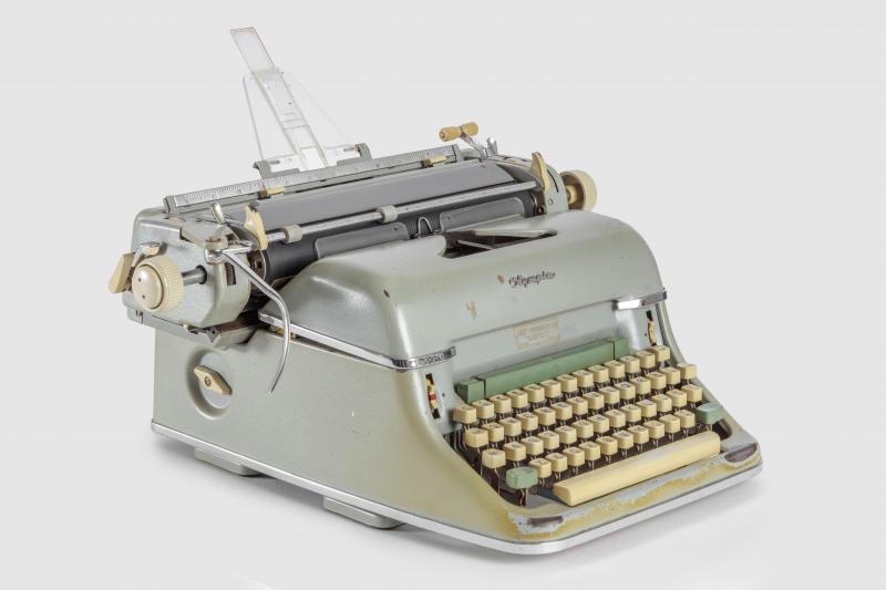 <p>Die Schreibmaschine, mit der Joseph Stefano das Drehbuch zu Alfred Hitchcocks „Psycho“ (1960) schrieb, aus der Sammlung von Filmen, Fotos, Postern, Kostümen und Drehbüchern der Film-Academy.</p>