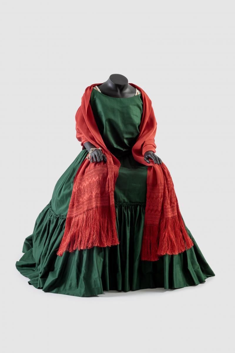 <p>Das Hochzeitskleid, getragen von Schauspielerin Salma Hayek als Frida Kahlo im Film „Frida“ (2002). Es stammt aus der Sammlung von Filmen, Fotos, Postern, Kostümen und Drehbüchern der Film-Academy.</p>
