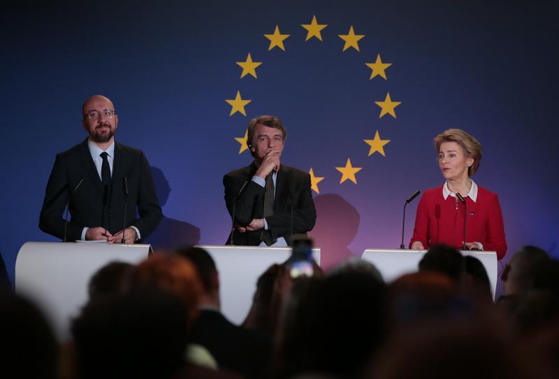 <p>Die Präsidentin der Europäischen Kommission, Ursula von der Leyen, der Präsident des Europäischen Parlaments, David Sassoli und der Präsident des Europäischen Rates Charles Michel geben eine Pressekonferenz im Parlamentarium in Brüssel.</p>