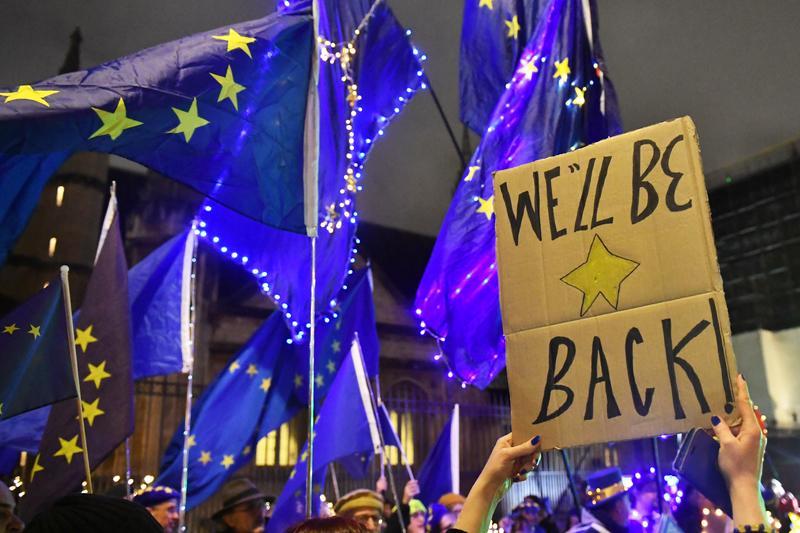 <p>Demonstranten protestieren vor dem britischen Parlament gegen den Brexit mit europäischen Flaggen und einem Schild mit der Aufschrift „We'll be beack“ (Wir kommen wieder).</p>