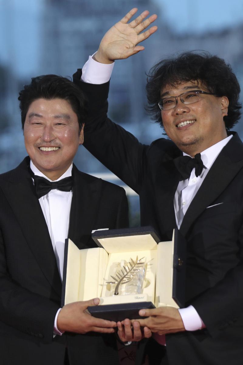 <p>Schauspieler Kang-Ho Song (l.) und Regisseur Bong Joon-ho halten die „Goldene Palme“ für den südkoreanischen Film „Parasite“ nach der Preisverleihung der 72. Internationalen Filmfestspiele von Cannes.</p>