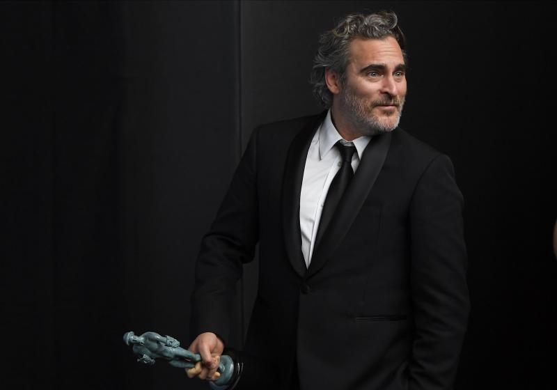 <p>Schauspieler Joaquin Phoenix zeigt sich mit seinem SAG Award for Outstanding Performance by a Male Actor in a Leading Role nach der Verleihung der 26. Screen Actors Guild Awards im Shrine Auditorium. Als düsterer „Joker“ könnte er im vierten Anlauf seinen ersten Oscar holen.</p>