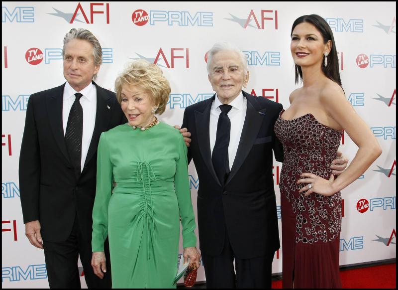 <p>2009: Michael Douglas (l.), seine Frau Catherine Zeta-Jones (l.), Kirk Douglas (2.v.r.) und seine Frau Anne Buydens (2.v.l.) bei den AFI Life Achievement Awards in Los Angeles.</p>