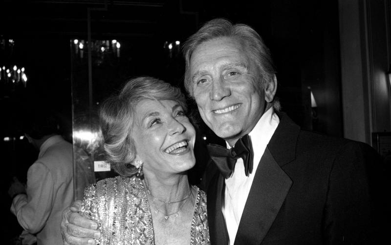 <p>Kirk Douglas mit seiner Frau Anne Buydens bei der César-Verleihung 1980.</p>