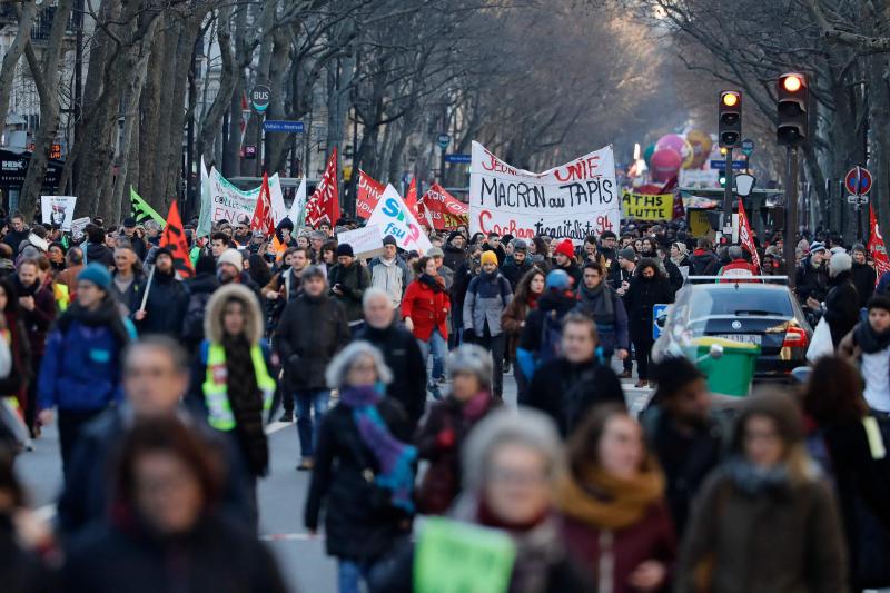 <p>Frankreich, Paris: Demonstranten halten Banner und Plakate während eines Protestes gegen die geplante Rentenreform von dem französischen Präsidenten Macron.</p>