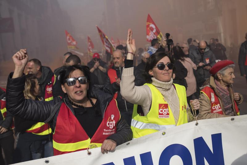 <p>Frankreich, Marseille: Demonstranten halten ein Banner und Fahnen während eines Protestes gegen die geplante Rentenreform von dem französischen Präsidenten Macron.</p>