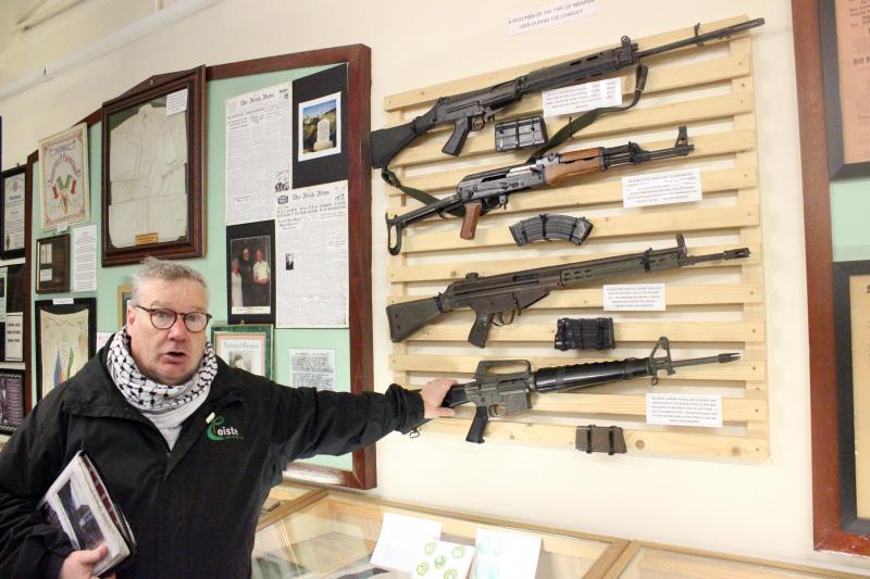 <p>Peadar Whelan zeigt Touristen Belfast – hier sind es Gewehre der IRA im „Irisch-Republikanischen Geschichtsmuseum“.</p>