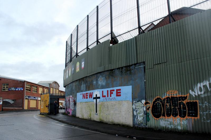 <p>Eine sogenannte Friedensmauer oder Friedenslinie trennt in Belfast an vielen Stellen protestantische und katholische Wohnviertel.</p>