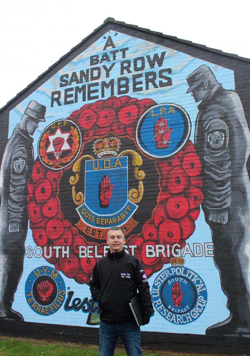 <p>Protestant Paul McCann vor einer politischen Wandmalerei in Belfast – auch er bietet Stadtführungen auf den Spuren des Nordirlandkonflikts an.</p>