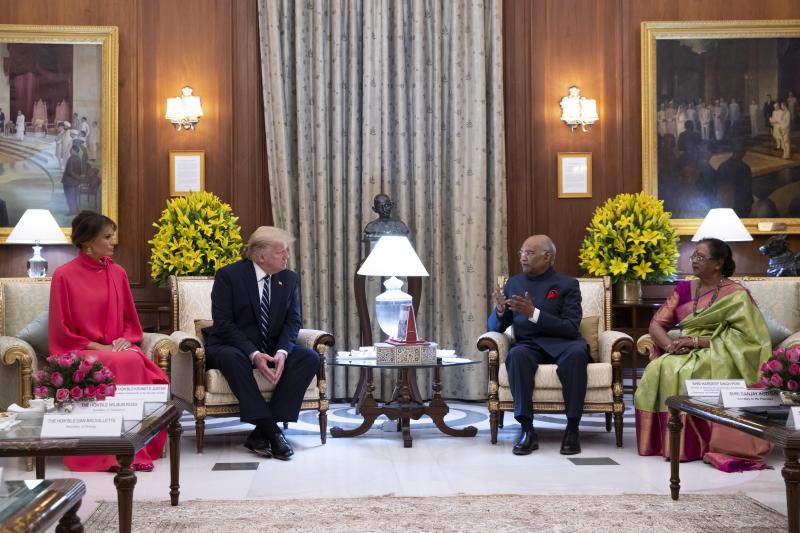 <p>Ram Nath Kovind (2.v.r.), Präsident von Indien, und seine Frau Savita Kovind (r.), sprechen mit Donald Trump (2.v.l.), Präsident der USA, und seiner Ehefrau Melania Trump (l.), First Lady der USA, bei ihrer Ankunft zu einem Staatsbankett im „Rashtrapati Bhavan“, der Residenz des indischen Staatspräsidenten</p>