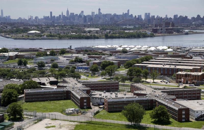 <p>Der Gefängniskomplex Rikers Island mit der Skyline von Manhattan im Hintergrund. Nach dem Schuldspruch gegen Harvey Weinstein wegen Sexualverbrechen soll der frühere Hollywood-Mogul in das berüchtigte New Yorker Gefängnis Rikers Island verlegt werden.</p>