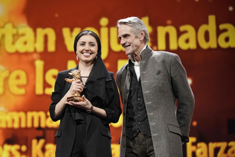 <p>Baran Rasoulof erhält für ihren Vater, dem Regisseur Mohammad Rasoulof, den Goldenen Bären für den Besten Film von Jeremy Irons, Schauspieler und Jurypräsident der Berlinale.</p>