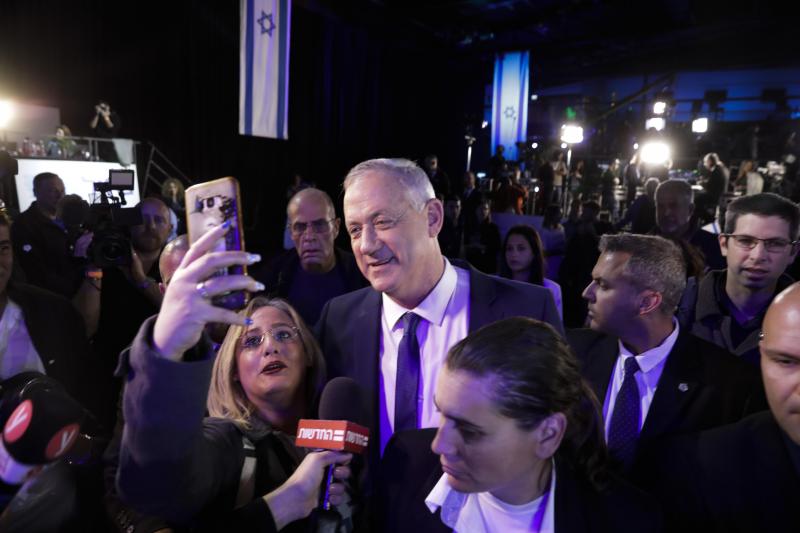 <p>Benjamin Netanjahu (M.), Ministerpräsident von Israel, trifft in der Parteizentrale ein.</p>