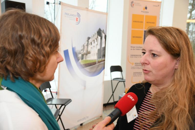 <p>Medieninteresse: Sabine Brandt aus Raeren im Gespräch mit einer Journalistin des ORF.</p>