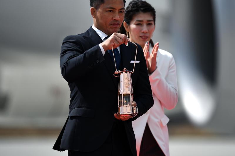 <p>Die dreimaligen japanischen Olympia-Goldmedaillengewinner Tadahiro Nomura (l.) und Saori Yoshida (r.) halten die olympische Flamme nach Japan gebracht.</p>