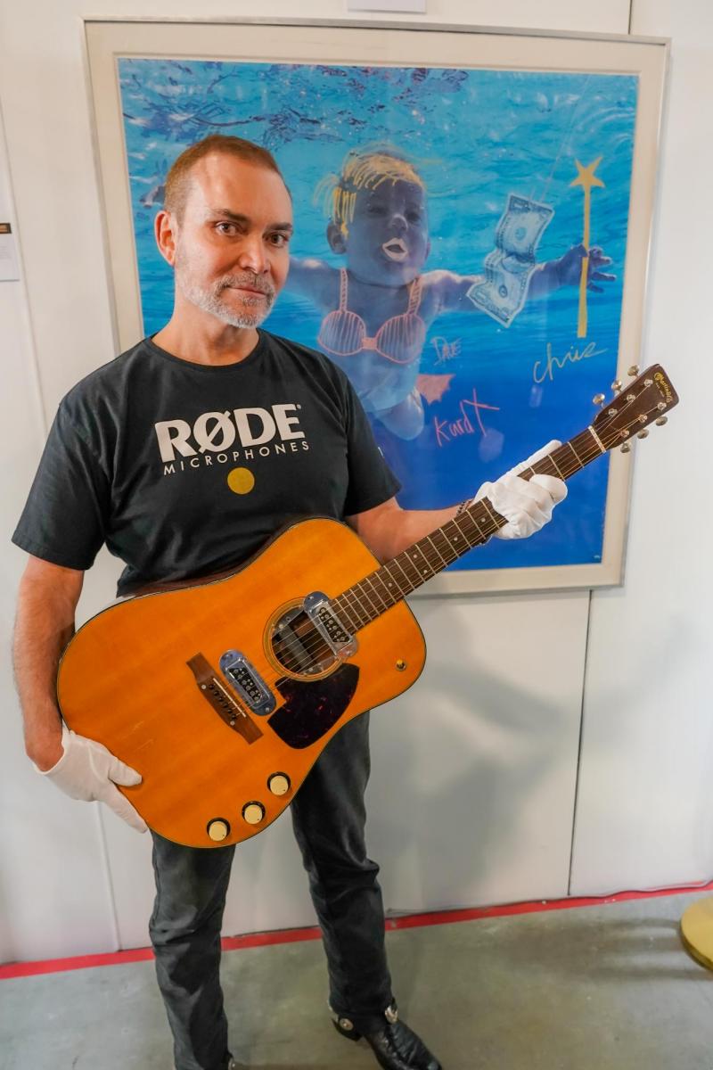 <p>Dieses von dem Auktionshaus Julien's Auctions zur Verfügung gestellte Handout zeigt Peter Freedman, Chef der australischen Audiotechnik-Firma Rode Microphones, der für 6 Millionen Dollar eine Kurt-Cobain-Gitarre ersteigert hat.</p>