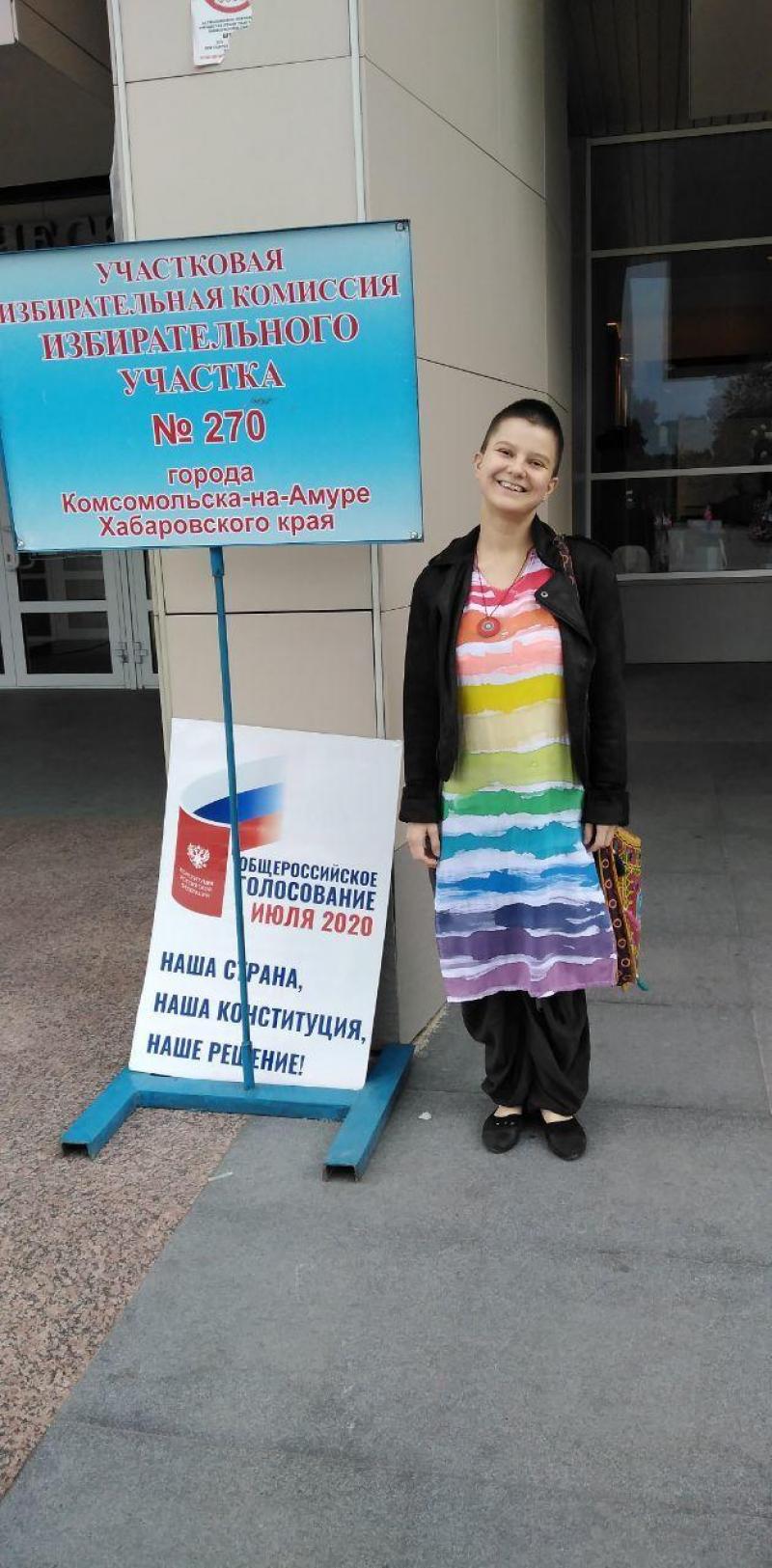 <p>Das undatierte Foto zeigt Künstlerin Julia Zwetkowa während sie vor der Wahlkommission des Bezirks Nr. 270 der Stadt Komsomolsk am Amur des Chabarowsker Regions steht.</p>