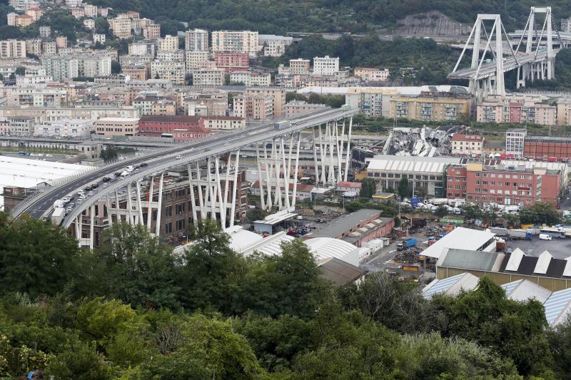 <p>Autos stehen auf der teilweise eingestürzten Autobahnbrücke Ponte Morandi. Das Morandi-Viadukt war im August 2018 eingestürzt, 43 Menschen stürzten in die Tiefe und verloren ihr Leben.</p>